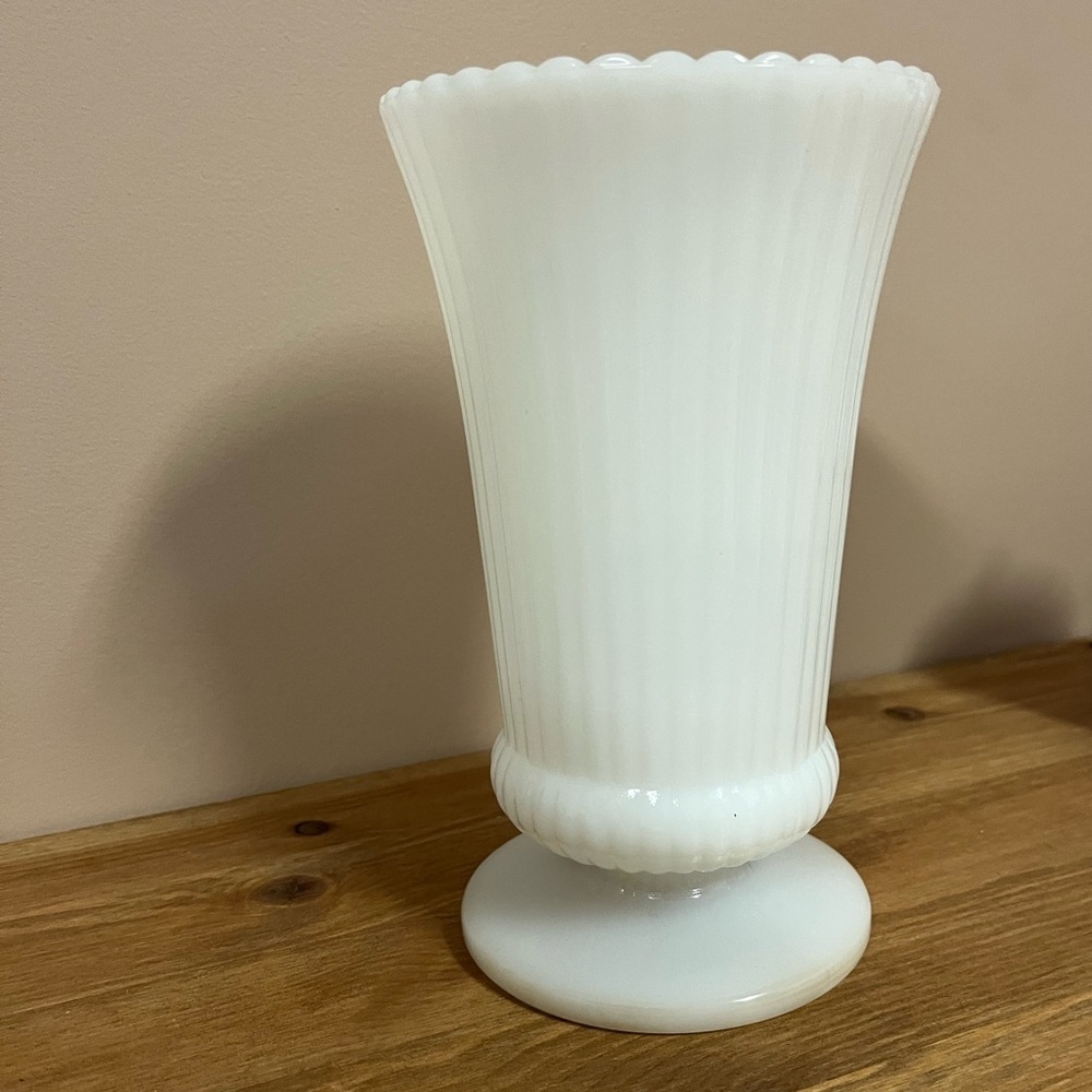 Vintage EO Brody Flower Milk Glass Vase - Picture 2 of 4